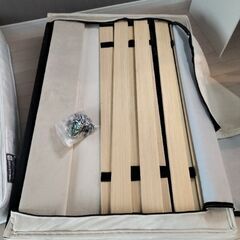 シングルベッドと添テーブルの画像