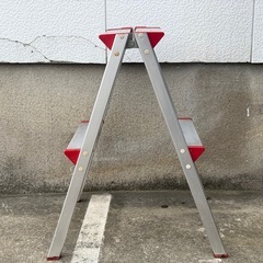 【アルミ】踏み台 折りたたみ ステップ 脚立 作業台 家庭用 室内 屋外 掃除 洗車 DIY 収納 コンパクト 安定 滑り止め 赤×シルバー 両面ステップ 幅広天板 持ち運び簡単 工具不要 ガーデニング 園芸 ベランダ 窓掃除 台所 物置 倉庫 高所作業 電球交換 カーテン掛け 玄関 廊下 模様替え メンテナンス 日曜大工 予備はしごの画像