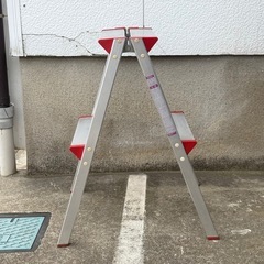 【アルミ】踏み台 折りたたみ ステップ 脚立 作業台 家庭用 室内 屋外 掃除 洗車 DIY 収納 コンパクト 安定 滑り止め 赤×シルバー 両面ステップ 幅広天板 持ち運び簡単 工具不要 ガーデニング 園芸 ベランダ 窓掃除 台所 物置 倉庫 高所作業 電球交換 カーテン掛け 玄関 廊下 模様替え メンテナンス 日曜大工 予備はしごの画像