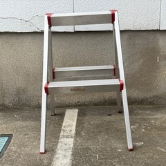【アルミ】踏み台 折りたたみ ステップ 脚立 作業台 家庭用 室内 屋外 掃除 洗車 DIY 収納 コンパクト 安定 滑り止め 赤×シルバー 両面ステップ 幅広天板 持ち運び簡単 工具不要 ガーデニング 園芸 ベランダ 窓掃除 台所 物置 倉庫 高所作業 電球交換 カーテン掛け 玄関 廊下 模様替え メンテナンス 日曜大工 予備はしごの画像