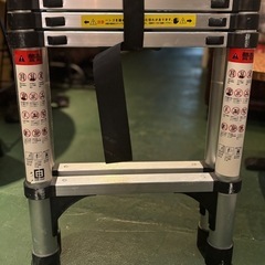2m 伸長式 脚立 コンパクト収納　2回使用のみ　の画像