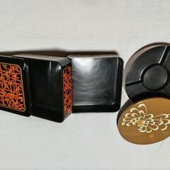 四角型重箱２段と丸形区分鉢の画像