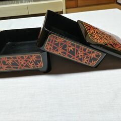 四角型重箱２段と丸形区分鉢の画像