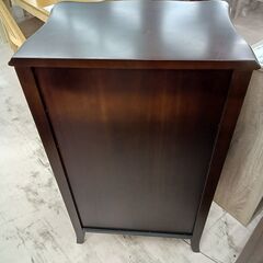 リユースのサカイ栃木店★ジモティ割あり★  木製収納 ダークブラウン W61×D42×H108 クリーニング済み TC11245の画像