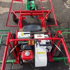 動作良好の小型苗植え機です。 ガソリンエンジン搭載で、苗の移植作業を効率的に行えます。 稲や野菜、花などの苗の植え付けに最適です。 簡単操作でメンテナンスも容易。 現状渡しになります。の画像