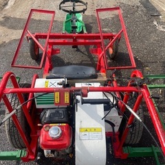 動作良好の小型苗植え機です。 ガソリンエンジン搭載で、苗の移植作業を効率的に行えます。 稲や野菜、花などの苗の植え付けに最適です。 簡単操作でメンテナンスも容易。 現状渡しになります。の画像