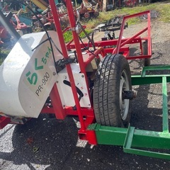 動作良好の小型苗植え機です。 ガソリンエンジン搭載で、苗の移植作業を効率的に行えます。 稲や野菜、花などの苗の植え付けに最適です。 簡単操作でメンテナンスも容易。 現状渡しになります。の画像