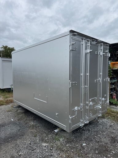 仕上げ済み！断熱材入り！高年式外し！バイクガレージ！使い勝手抜群！倉庫物置用 2トン保冷コンテナ