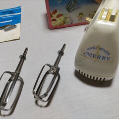 電気式ハンドミキサーとガラス製キャンディーポットの画像