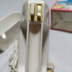 電気式ハンドミキサーとガラス製キャンディーポットの画像