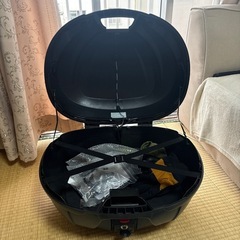 バイクリアボックス+中の部品もの画像
