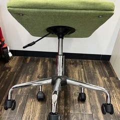 M【中古品】オフィスチェア おしゃれ コンパクト パソコンチェア デスクチェア 1人用 回転イス 昇降式チェアー 生活家具の画像