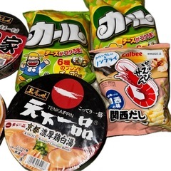 カップラーメンとお菓子の画像