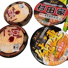 カップラーメンとお菓子の画像