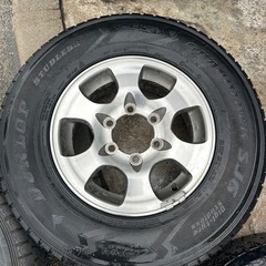 ホイール付きタイヤの画像