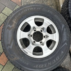 ホイール付きタイヤの画像
