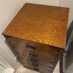 木製のタンスの画像