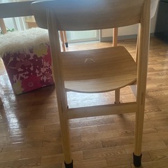 テーブルと椅子セットの画像