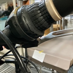 石2510-533 インディケーター自転車　26インチ　ギアチェンジが少しやり難いです　ブレーキOK　中古　キズ汚れ有り　切り替えのゴム朽ちてます　※店頭では空気を入れることはできませんの画像