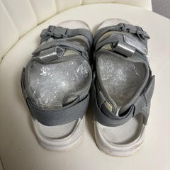 サイズ24.5センチ　NIKE シルバー厚底サンダルの画像