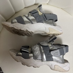 サイズ24.5センチ　NIKE シルバー厚底サンダルの画像