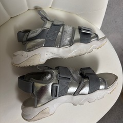 サイズ24.5センチ　NIKE シルバー厚底サンダルの画像
