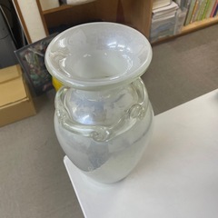 昭和レトロ ガラス製花瓶 透き通った白色の画像