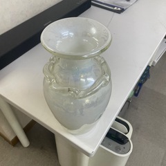 昭和レトロ ガラス製花瓶 透き通った白色の画像