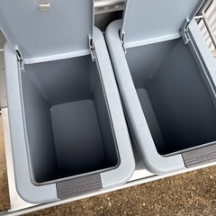 ゴミ箱二つ&ゴミ箱カートの画像