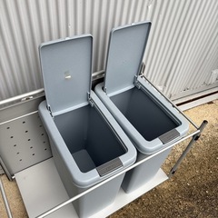 ゴミ箱二つ&ゴミ箱カートの画像