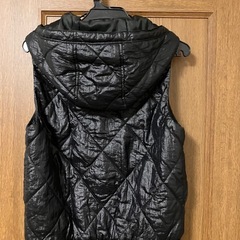 UNIQLOフード付きベストLサイズの画像