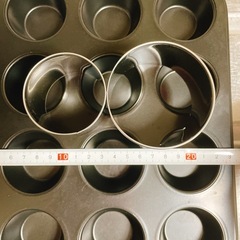 製菓用品と計りのセットの画像