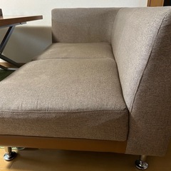 2人掛けソファーとオットマンの画像
