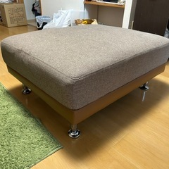 2人掛けソファーとオットマンの画像