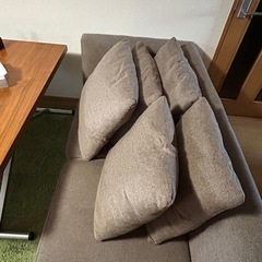 2人掛けソファーとオットマンの画像