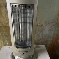 ★ アイテック　コンパクトカーボンヒーター　の画像