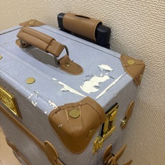 キャリーケース　
水色の画像