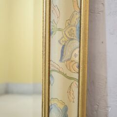 イタリア製のアンティーク調ウォールミラーです。花柄模様が施された淡い色合いのフレームにゴールドの縁取りがアクセント。玄関やリビング、ベッドルームなどを優雅に彩ってくれます♪の画像