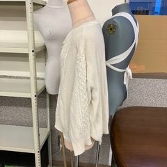 K2510-309 KAFii Ｖネック ケーブル ニット アイボリー 3L 汚れ有り の画像