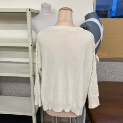 K2510-309 KAFii Ｖネック ケーブル ニット アイボリー 3L 汚れ有り の画像