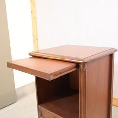 IDC OTSUKA(大塚家具)でも取り扱われているメーカーSri Tokai(東海家具)の電話台です。クラシックでシンプルなフォルムに洗練された上品さを感じるスリムチェスト。花台などにもの画像