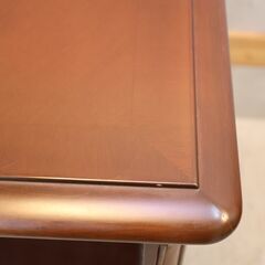 IDC OTSUKA(大塚家具)でも取り扱われているメーカーSri Tokai(東海家具)の電話台です。クラシックでシンプルなフォルムに洗練された上品さを感じるスリムチェスト。花台などにもの画像