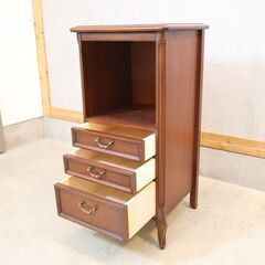 IDC OTSUKA(大塚家具)でも取り扱われているメーカーSri Tokai(東海家具)の電話台です。クラシックでシンプルなフォルムに洗練された上品さを感じるスリムチェスト。花台などにもの画像