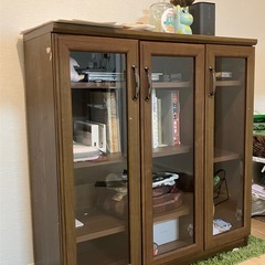 【無料／引き取り限定】ガラス扉付き小型ブックシェルフ（3枚扉）キズあり／つつじヶ丘／5階階段のみの画像