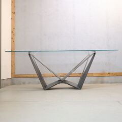 イタリアの家具メーカーCattelan Italia(カッテランイタリア )Skorpio(スコーピオ)ダイニングテーブルです。Wのような形状のユニークな脚部がスタイリッシュモダンなデザイン。の画像