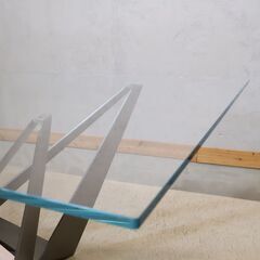 イタリアの家具メーカーCattelan Italia(カッテランイタリア )Skorpio(スコーピオ)ダイニングテーブルです。Wのような形状のユニークな脚部がスタイリッシュモダンなデザイン。の画像