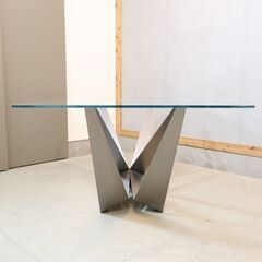 イタリアの家具メーカーCattelan Italia(カッテランイタリア )Skorpio(スコーピオ)ダイニングテーブルです。Wのような形状のユニークな脚部がスタイリッシュモダンなデザイン。の画像