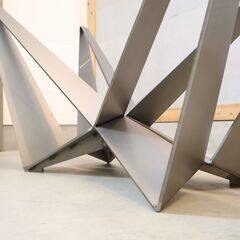 イタリアの家具メーカーCattelan Italia(カッテランイタリア )Skorpio(スコーピオ)ダイニングテーブルです。Wのような形状のユニークな脚部がスタイリッシュモダンなデザイン。の画像