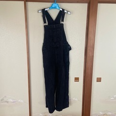 黒のサロペットの画像