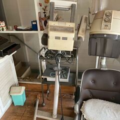 【大至急】美容室、道具、チェア、パーマ、洗髪台、鏡いろいろ、各１台 １万円、10月中 の画像